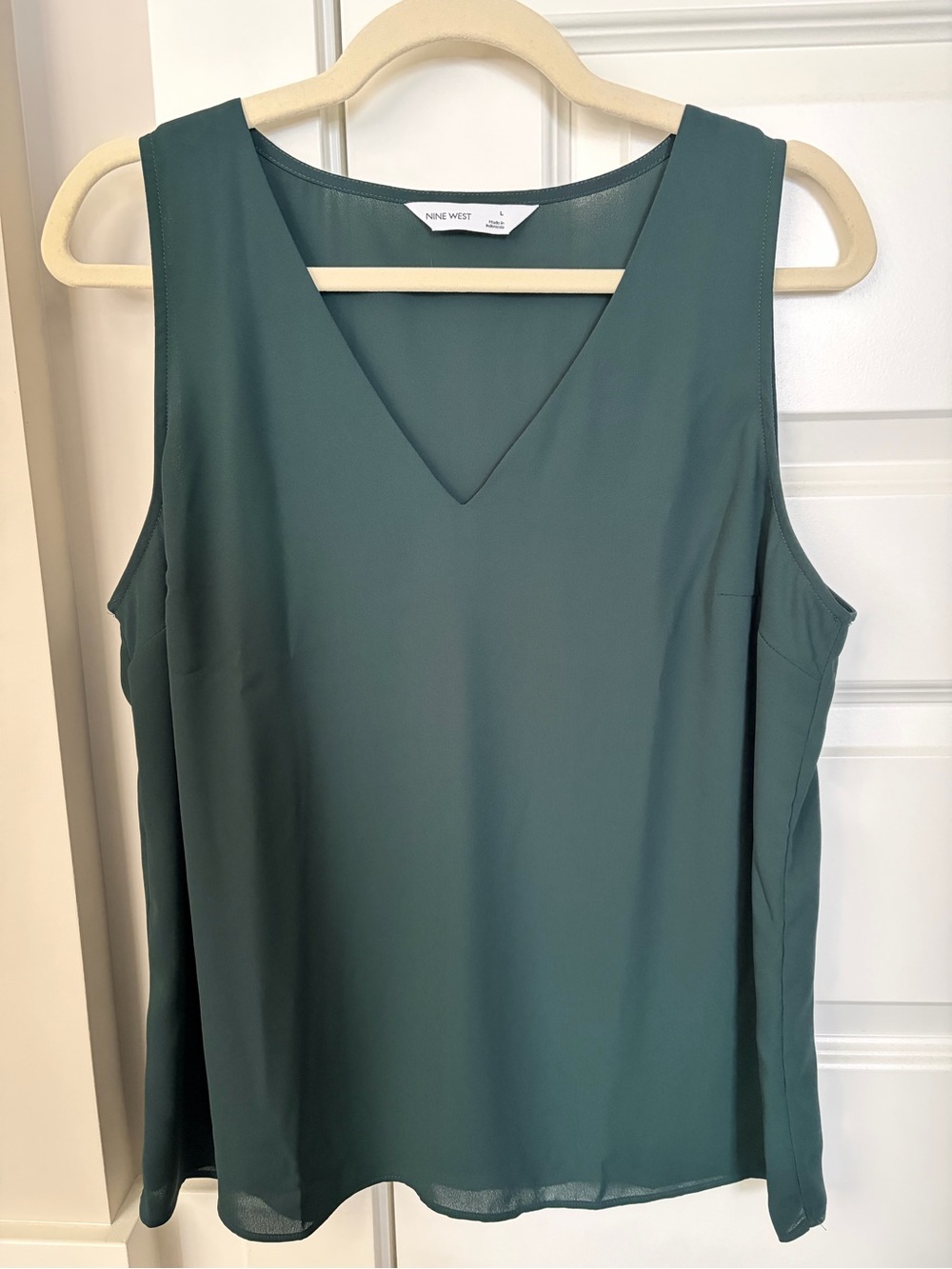 Nine West Vneck sleeveless tank shell blouse